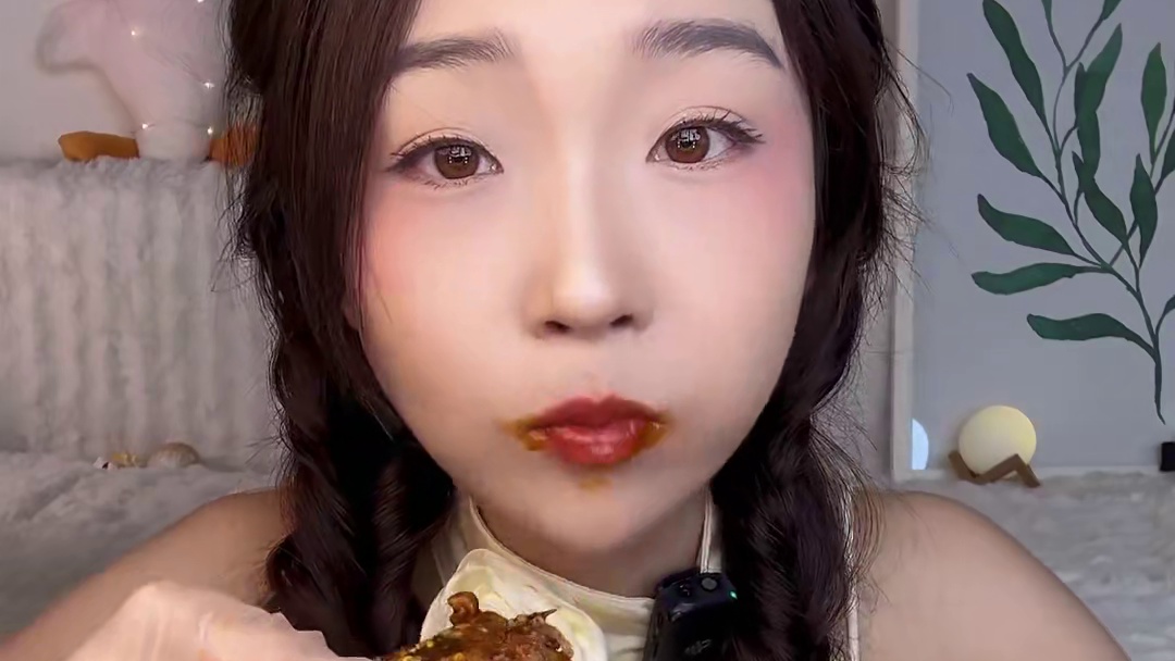 缺牙齿吃上啦 艾特你最能吃辣的姐妹一起看！#一起吃饭吧 #缺牙齿挑战 #火鸡面的神仙吃法