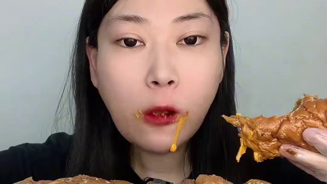 #汉堡 巧克力牛角包 #晒美食是对平凡生活的热爱 #哎呀妈呀太香了 #分享美食