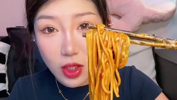 超多麻酱巨好吃！有辣椒包但是不辣哈 你们可以直接拌 也可以像我这样黏黏糊糊的 都可以的 看自己喜欢哪