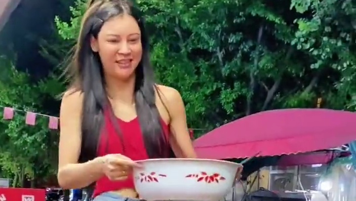 这么瘦的美女，竟然还挑战6两螺蛳粉？ #螺蛳粉