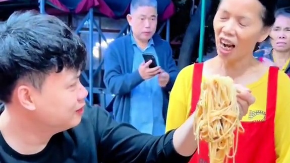 这个村长好”嚣张”！扬言要一口吃完拿走100箱！ #螺蛳粉