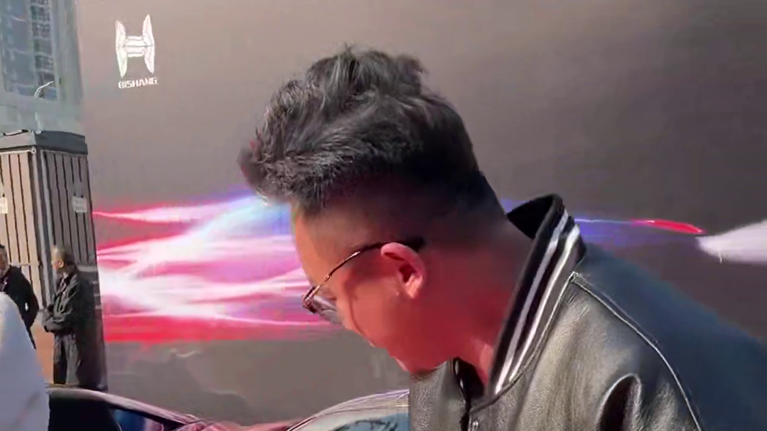 拉法和SF90都要充电，只有一个充电器，到底给谁呢？