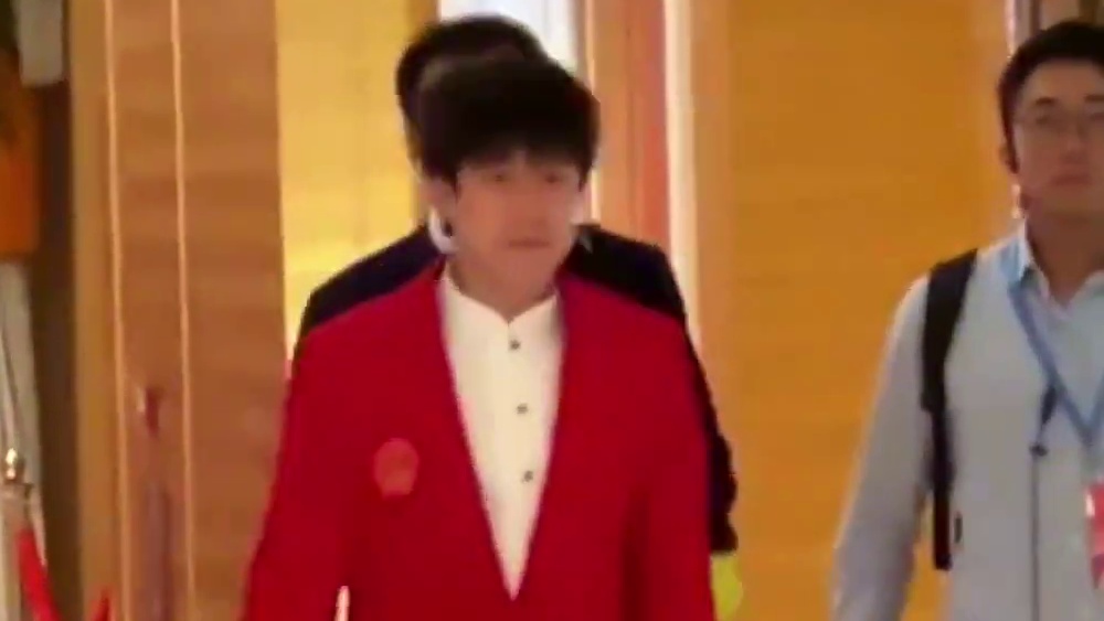 大头带着两娃老辛苦了，好不容易出席晚会，终于可以放松一下