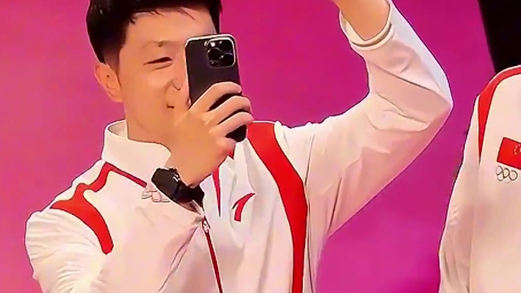 龙队大头都记录了这美好一刻，下次来或许就见不到彼此了