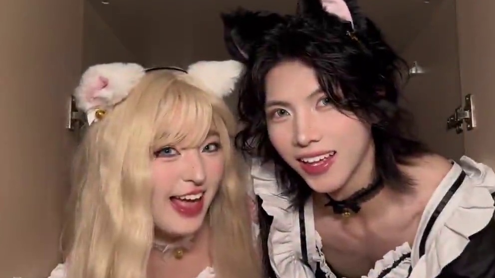 “当家里养的两只小猫变成人”更喜欢哪一只呢#喵了一声我变成小猫 #卷毛#反差 #变装 #姐弟恋