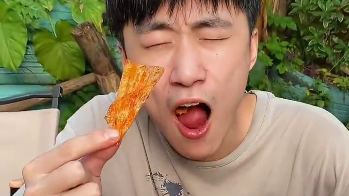 这个爆辣手撕豆皮撕着吃真的太好吃了，咸香香辣的，根本停不下来!#辣条#零食推荐#好吃到停不下来