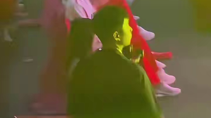 哈哈哈哈笑死了龙队上厕所，小胖和大头得赶紧跟着去，龙队是去上厕所不是不要你们了