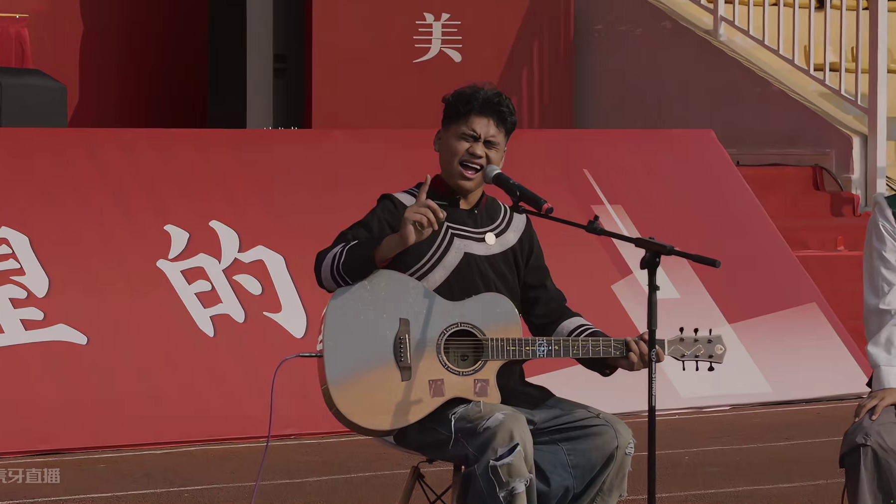 追光的人终会光芒万丈！他们是一群来自大凉山少年，从小经历坎坷，但从未放弃心中的音乐梦想。今年，4位少