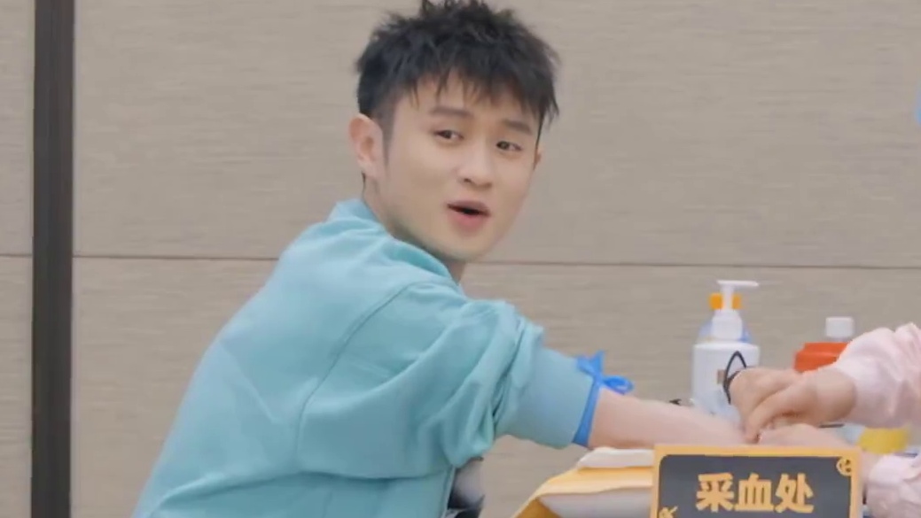 邓超体检量身高矮了几厘米，鹿晗说他老了缩的