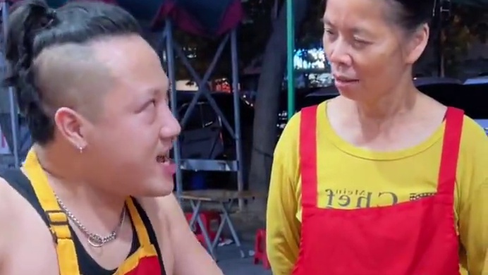 八戒竟然要两口吃完这盆螺蛳粉？阿姨血亏五百块！ #螺蛳粉