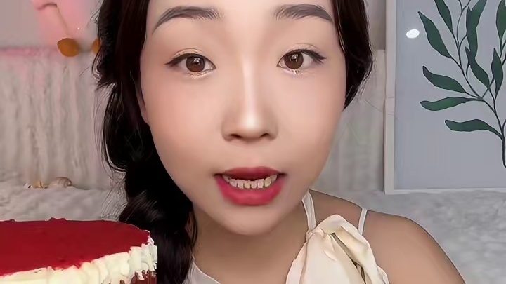 抱着啃也太幸福了哦！他们家做的是赤藓糖醇！用的是稀奶油哈，管理期的姐妹可以吃的负担小点的一款！不甜腻