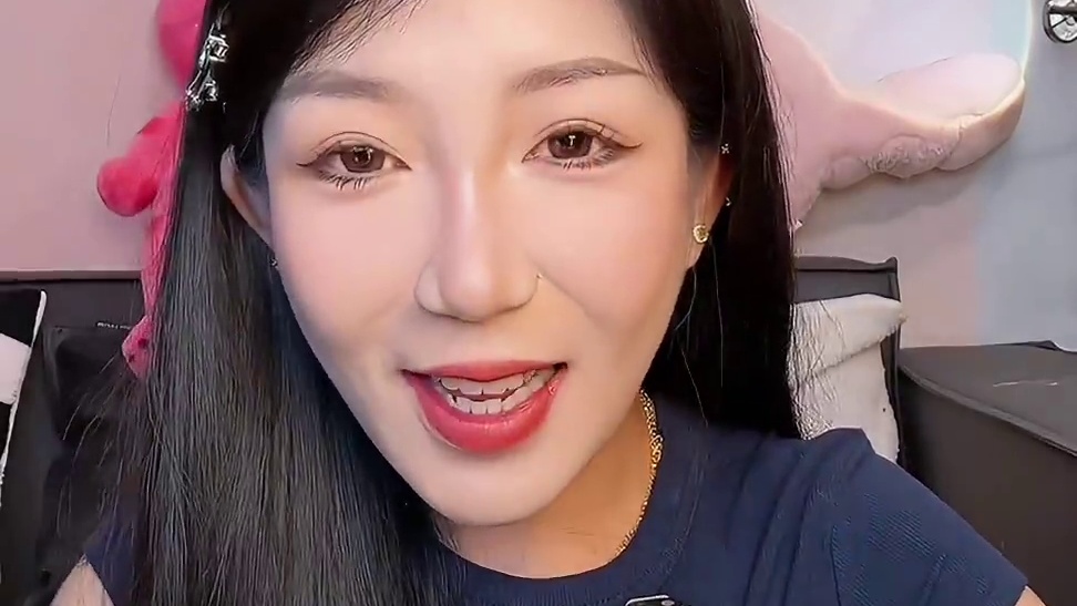 冲泡李海龙 可方便啦 味道和自己煮的味道一样的哦 先泡粉再把丸子料包放进去 所有都泡好了 再加上麻酱