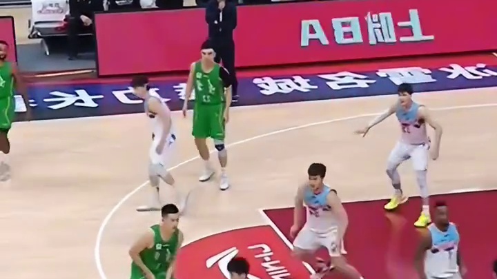 辽宁男篮最美球迷，赛后退场收拾垃圾