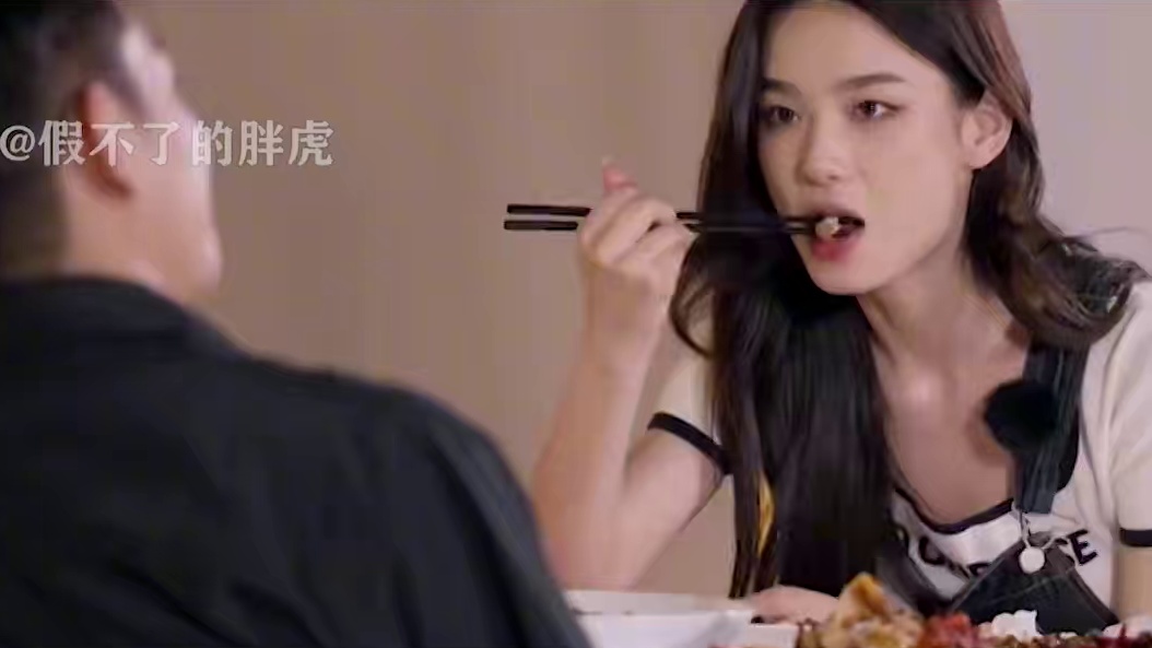 周密下恋综后说到做到，恋爱随身带着女朋友！