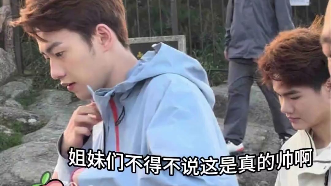 这也太离谱了吧，但是放在王昶身上就不离谱了#王昶 #梁伟铿 #梁王组合 #搞笑 #拍照