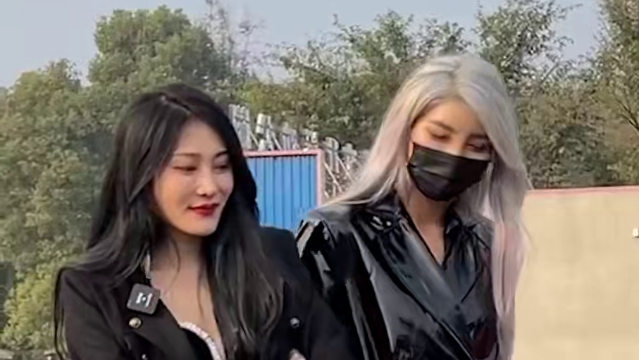 谁在漂移车上自拍最美？这个挑战怎么样？