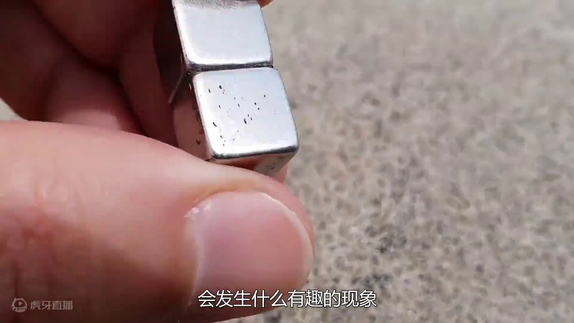 在沙滩上将磁铁慢慢靠近，能将沙子吸起来吗？最后大开眼界！