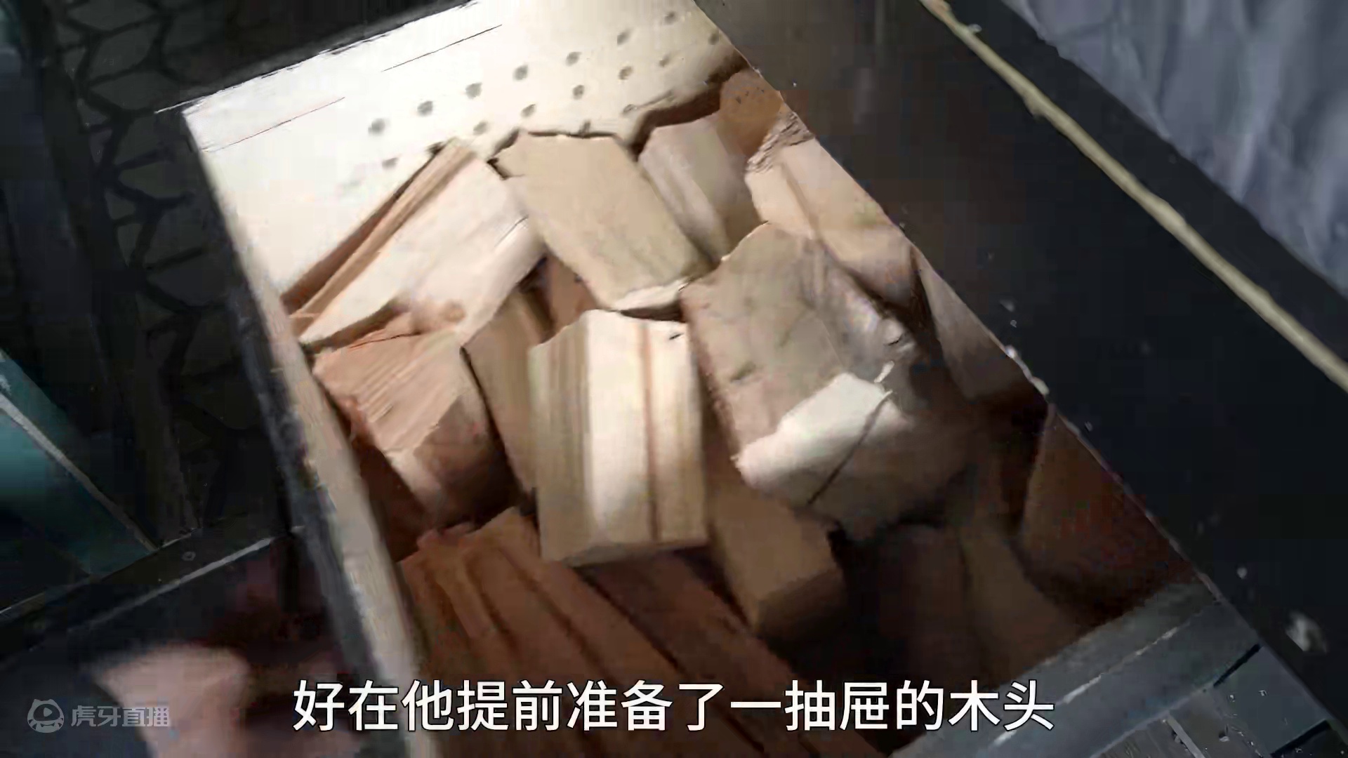 男人独自开车面包车被困在暴风雪中，只能躲在车内取暖等待暴风雪过去