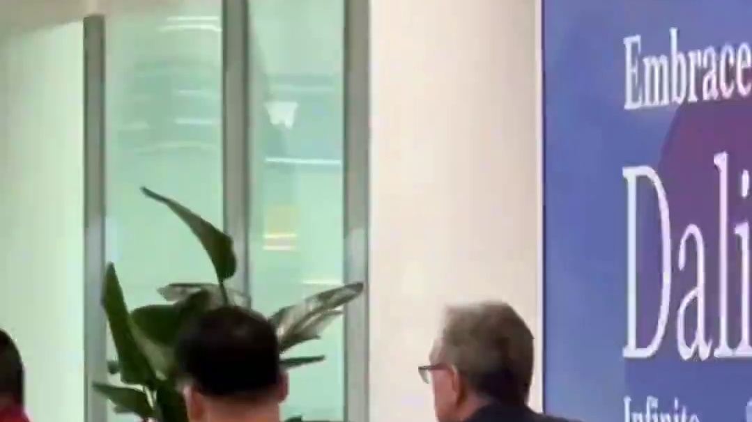 国足低调回国，20多名球迷机场接机…… 国足低调回国，20多名球迷机场接机……