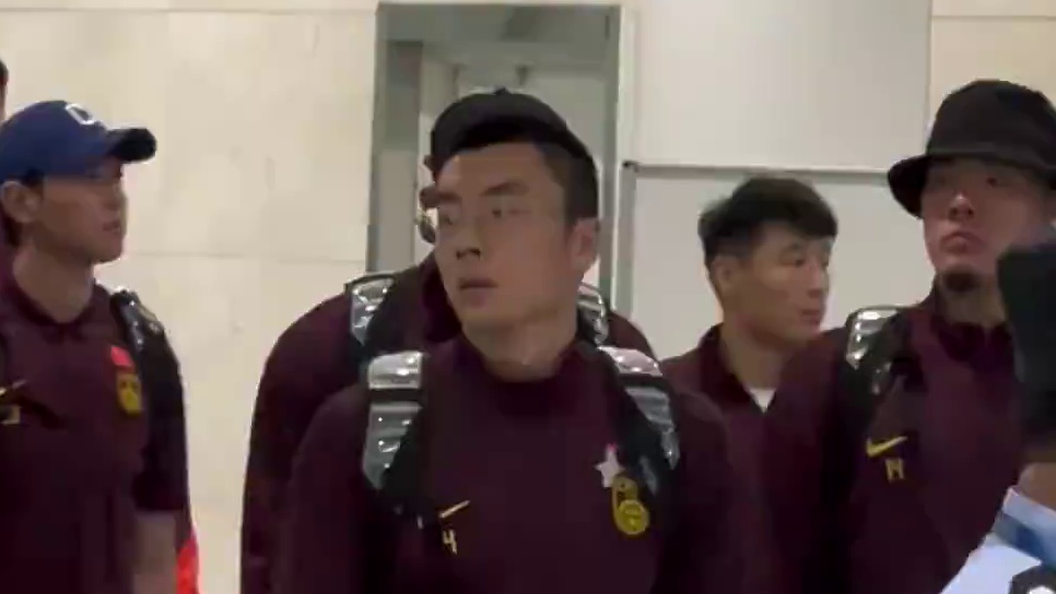 【 】9月6日下午，国足 0比7失利后低调回国，抵达大连。目击者称，全队神情严肃，接机球迷寥寥无几！