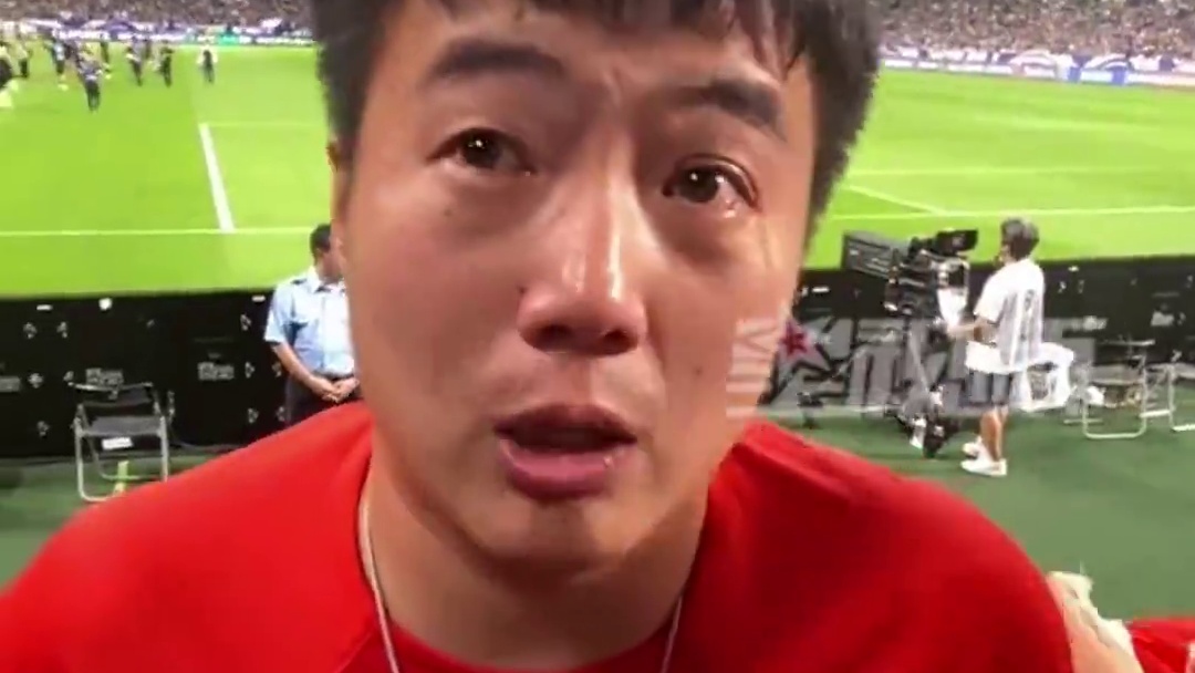 【国足失利现场球迷痛哭：我们不怕输怕没斗志】 9月5日，，有球迷在现场眼眶含泪哽咽表示：如果做好针对