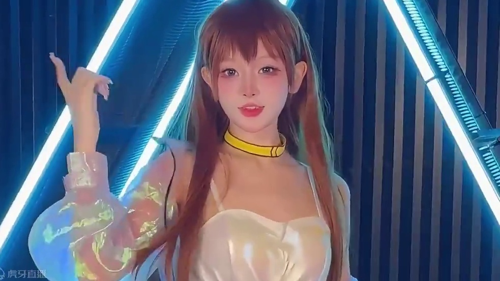 橘子是在摇手机还是在摇骆驼鸭？！
#QQ飞车手游 #QQ飞车飞驰新疆文创版本 #QQ飞马新疆漂移 #