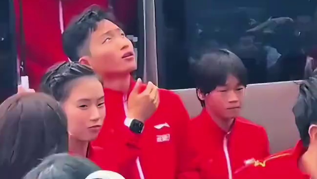 婵宝乐乐出席活动，婵宝走在最前面，老板风范十足