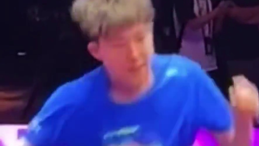 莎头适应场地训练，邱指负责捡球，大头又换新发型了