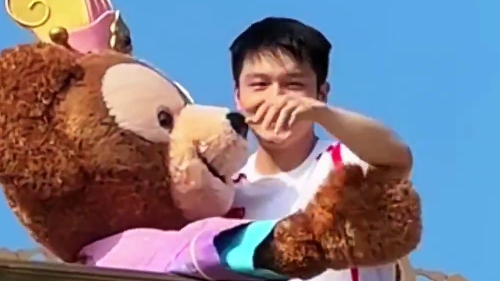 樊振东在迪士尼玩得太开心了，不停送上拥抱