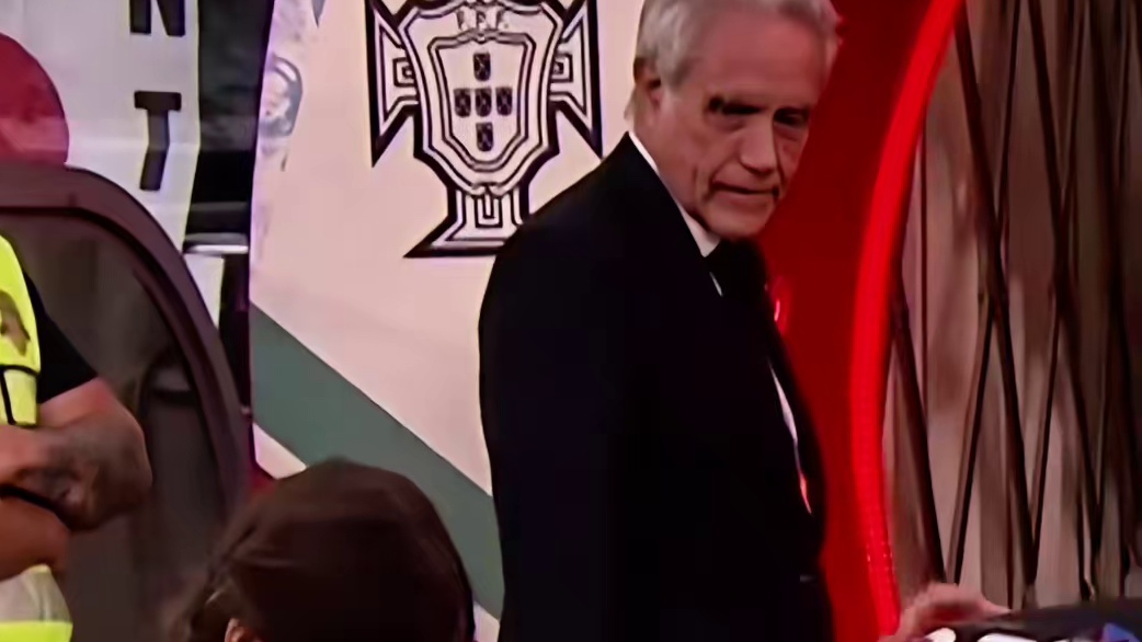 C罗赛前和有身体缺陷的球迷招手，太暖心了