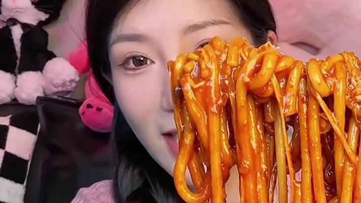 干粉需要提前泡一泡 干粉口感更好 很劲道 加点配菜 炒出来老多了 能吃辣的姐妹直接爆辣魔鬼辣 不能吃