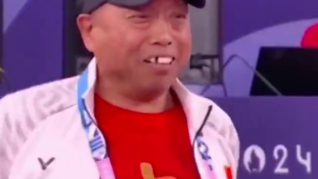 巴黎残奥会感动一幕，尹梦璐刘禹彤夺得双打金牌，教练像老父亲一般激动欢呼#残奥会上的感人一幕 #巴黎残