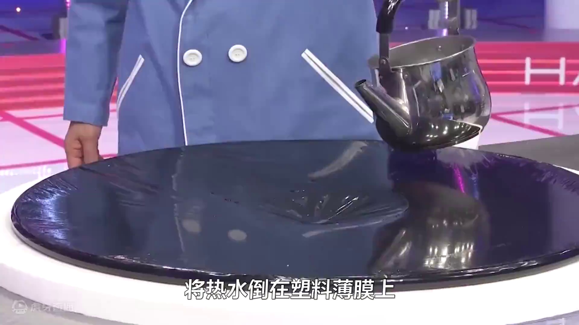 台风是如何形成的？把干冰放在热水周围，有趣的现象发生了 #涨知识 #科普一下 #台风 #科学小实验 