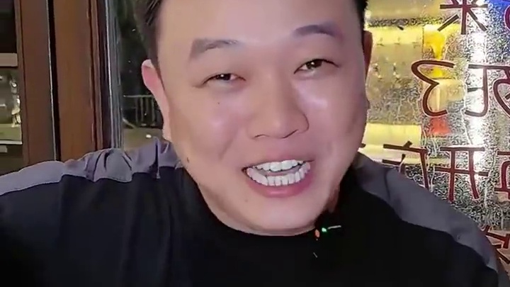 【引爆味蕾】花小蛮坑烤羊腿，肉质鲜嫩，每一口都是享受！#花小蛮坑烤羊  #美食探店   #特色烤羊 