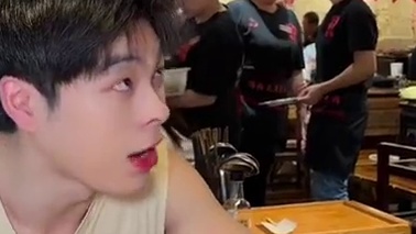 奔赴1000公里挑战成都变态辣菊花残！简直恐怖如斯 #成都火锅#冯校长 #变态辣 #挑战 #成都火锅