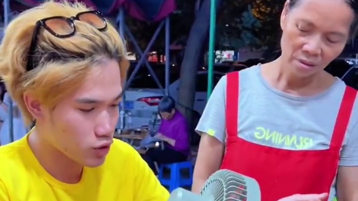 外卖小哥又来进货了！扬言3口吃完10碗爆辣螺蛳粉！ #螺蛳粉