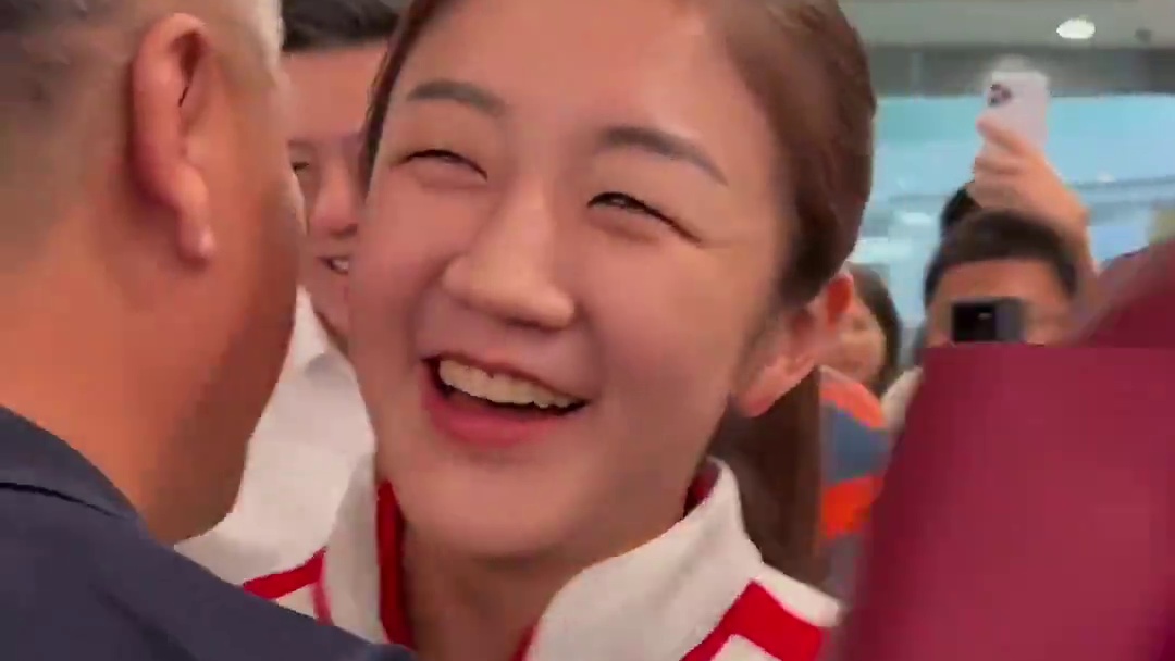 陈梦回青岛了，鲜花、蛋糕、舞狮多种仪式欢迎她回家！#陈梦