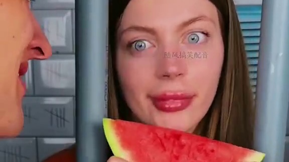 在西瓜上面画西瓜籽，这操作简直太有才了！ #看一遍笑一遍 #意想不到的结局 #老外真会玩 #万万没想