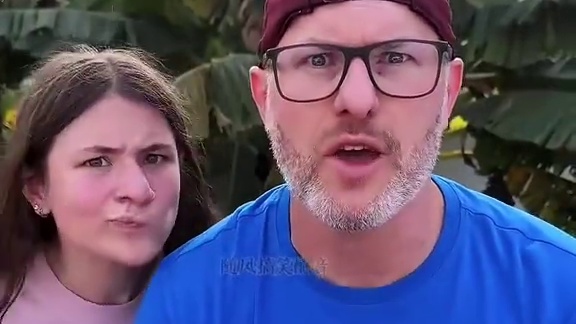 用荧光棒做彩色灯光，这招数简直太厉害了！ #看一遍笑一遍 #老外真会玩 #这操作都看傻了 #老外都在