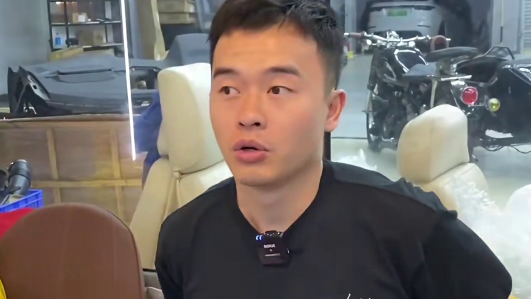 跟蔡萝莉互换礼物，到底谁赚了…