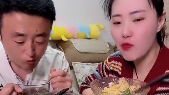 姐夫藏肉被发现，煮熟的鸭子不翼而飞，姐夫难过的流下眼泪#妈呀太香了 #好吃到停不下来 #这一碗好过瘾