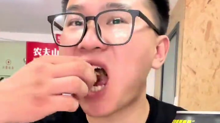 盘肠配酒 越过越有#美式汉堡 #汉堡 #鲅鱼圈美食 #麦堡记手工牛肉汉堡