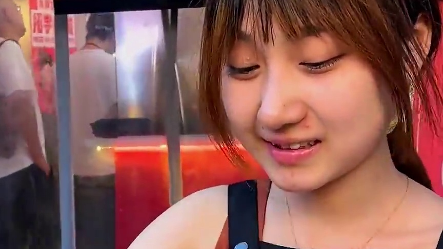 太牛了！文静女大学生挑战2斤半豌杂面，围观群众直呼不敢相信！#重庆美食 #豌杂面 #挑战 #这一碗好