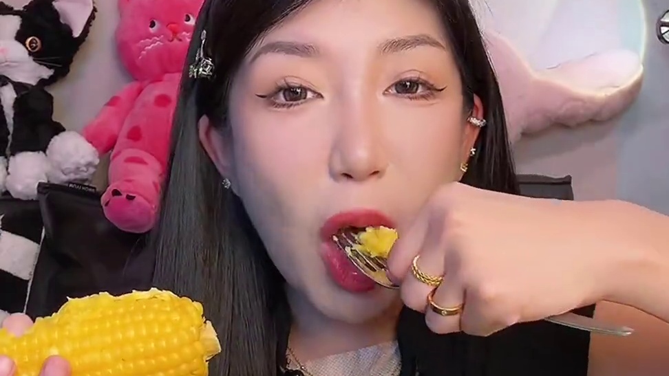 爱吃又黏又糯的玉米的姐妹们 可以选择这款哦 每一棒都是240克到300克 比较大一个 可以试吃两根哦