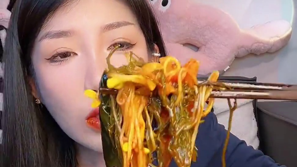 曹氏来啦#曹氏 #谁懂这一口的好吃程度 #万物皆可涮火锅 #灵魂宵夜 #螺蛳粉