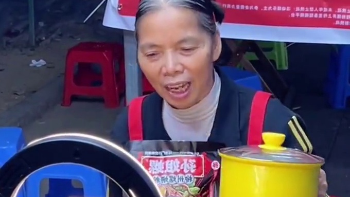 帅哥5秒一碗！真是中国速度！ #螺蛳粉