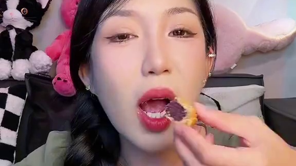 四种口味热量都是一样的 外皮是很酥脆的那种 内馅味道做的贼好 真材实料 没有白面粉 个人觉得玫瑰的最