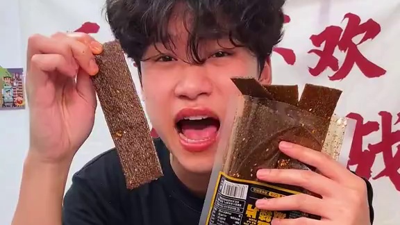 麻麻辣辣满嘴爆汁的黑金辣条，爱吃辣条的千万不要错过了！#好吃到停不下来 #零食推荐 #辣条