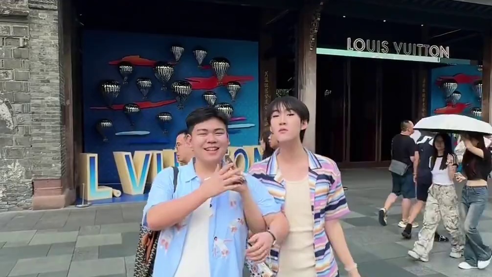 大脚鸭CP驾到成都！CP粉速速接驾！ #路人视角 #气场全开 #女王驾到 #咬池脚鸭