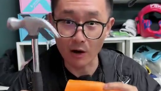 你敢用锤子砸头吗！HBW铁血版手套和缠手带强度展示 #格斗装备 #缠手带 #D3O #非牛顿流体 #